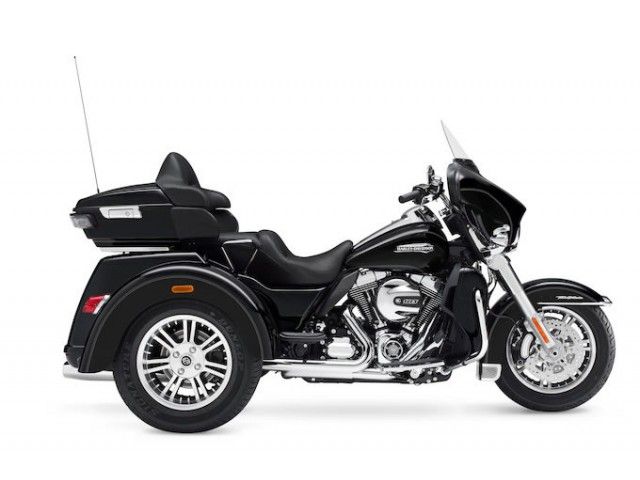 2015年 FLHTCUTG Tri Glide Ultra ビビッドブラック(カタログメイン)