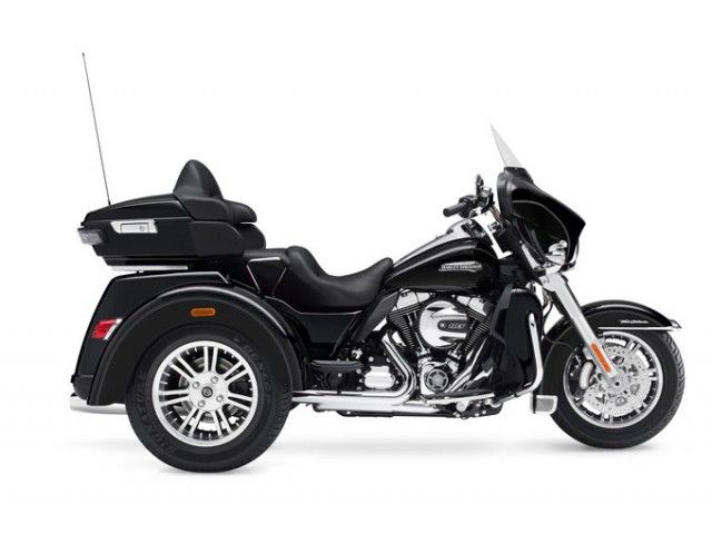 2016年 FLHTCUTG Tri Glide Ultra ビビッドブラック(カタログメイン)