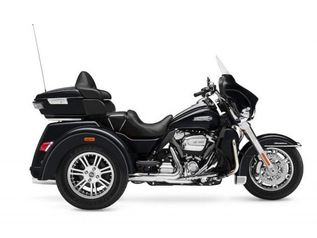 2017年 FLHTCUTG Tri Glide Ultra ビビッドブラック(カタログメイン)