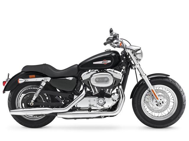 2014年 XL1200C Custom ビビッドブラック(カタログメイン)