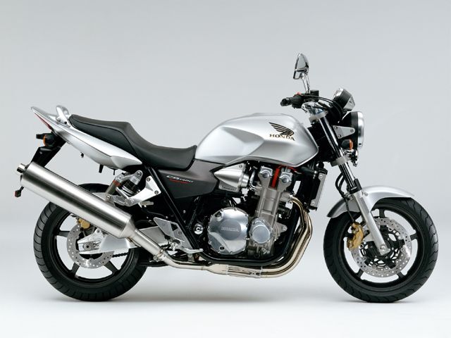 2003年 CB1300 SUPER FOUR フォースシルバーメタリック(カタログメイン)