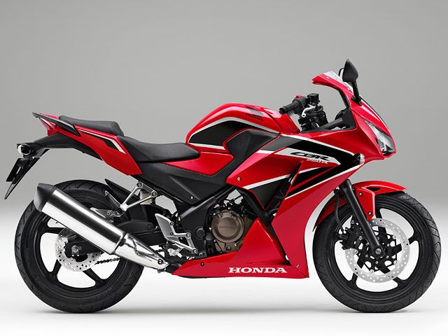 2017年 CBR250R ミレニアムレッド(カタログメイン)