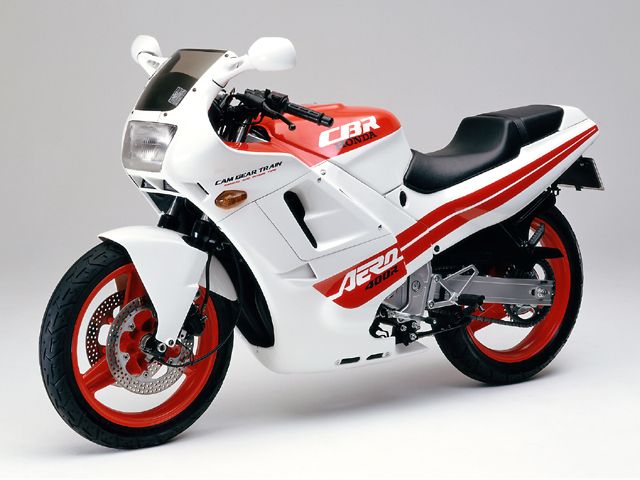 1986年 CBR400R シャスタホワイト/ファイティングレッド(カタログメイン)