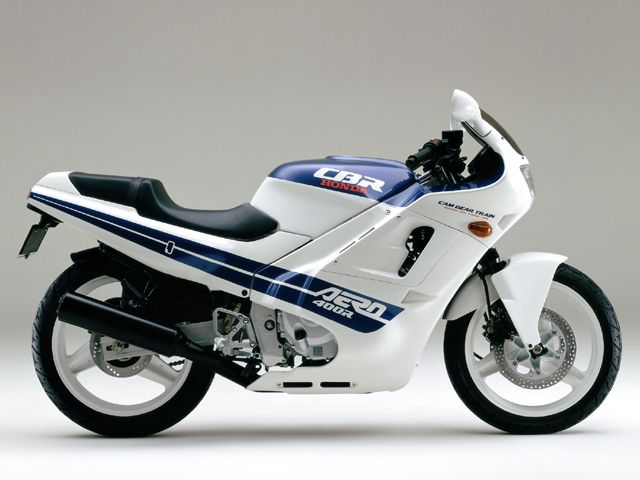 1986年 CBR400R シャスタホワイト/ミクロネシアンブルーメタリック(カタログメイン)
