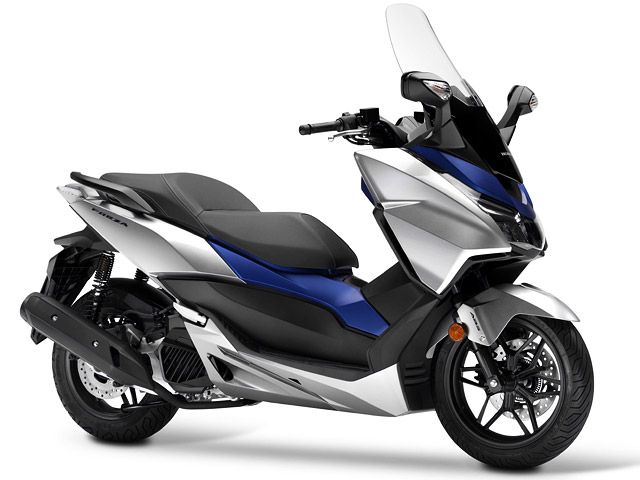 2017年 FORZA125 Lucent Silver Metallic/Matt Pearl Pacific Blue(カタログメイン)