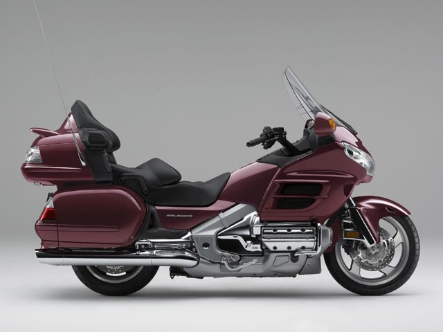 2008年 GOLDWING キャバネットレッドメタリック(カタログメイン)