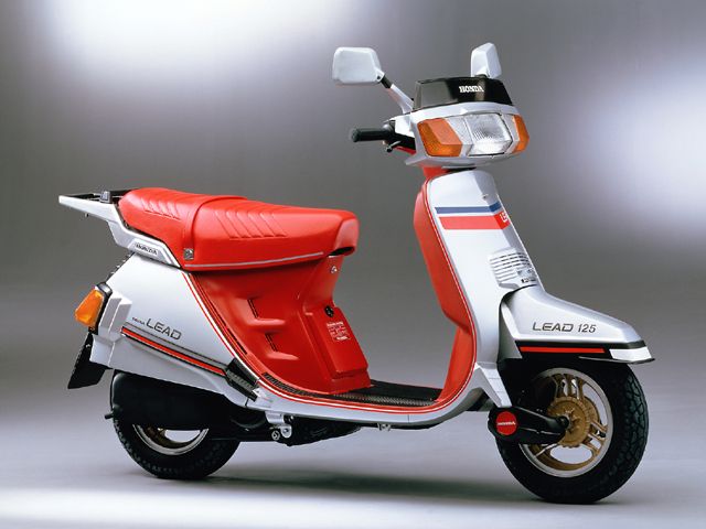 1982年 LEAD 125 シルバー(カタログメイン)