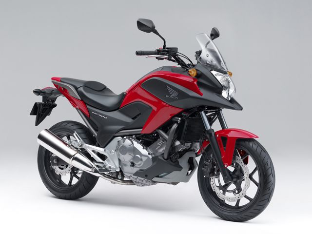 2012年 NC700X ABS マグナレッド(カタログメイン)