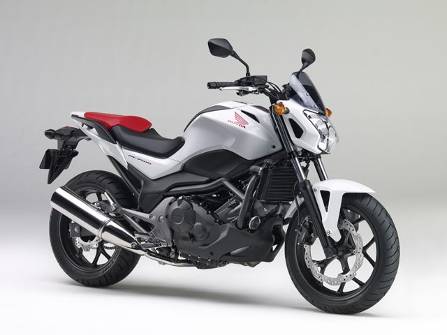 2015年 NC750S パールグレアホワイト(特別カラー)(カタログメイン)