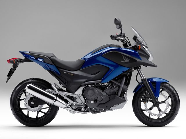 2014年 NC750X パールスペンサーブルー(カタログメイン)