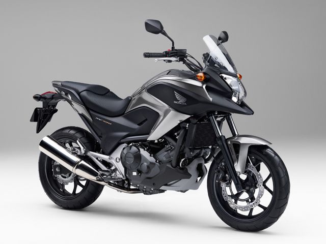 2014年 NC750X ABS ソードシルバーメタリック(カタログメイン)