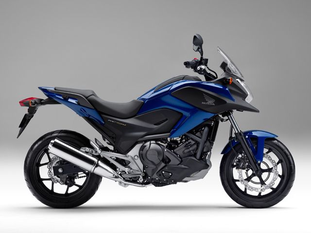 2014年 NC750X Dual Clutch Transmission ABS E Package パールスペンサーブルー(カタログメイン)