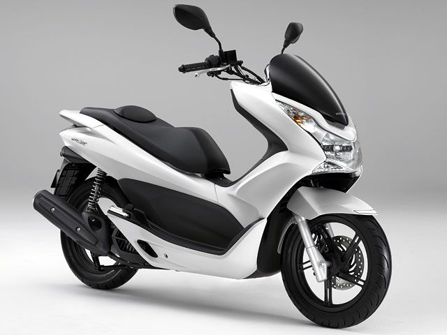 2010年 PCX パールヒマラヤズホワイト(カタログメイン)