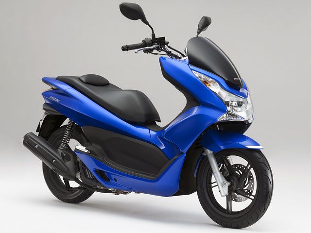 2012年 PCX キャンディーライトニングブルー(カタログメイン)