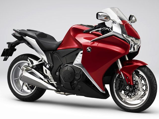 2010年 VFR1200F キャンディープロミネンスレッド(カタログメイン)