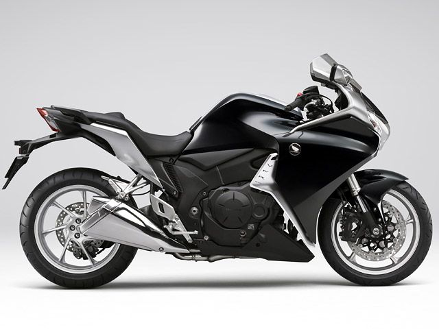 2011年 VFR1200F ダークネスブラックメタリック(カタログメイン)