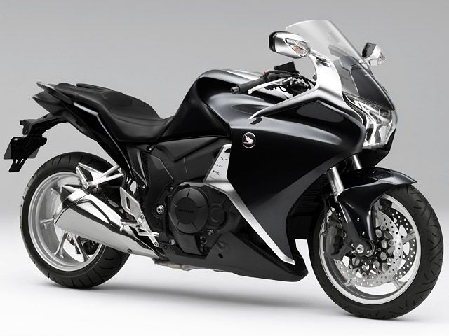 2013年 VFR1200F ダークネスブラックメタリック(カタログメイン)