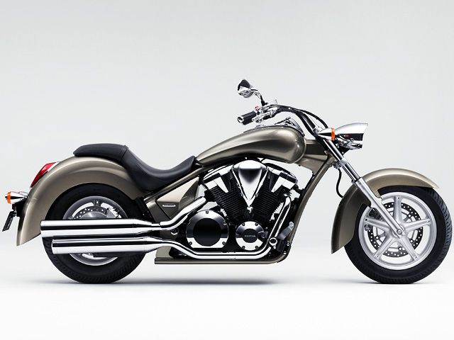 2012年 VT1300CR ムーンストーンシルバーメタリック(カタログメイン)