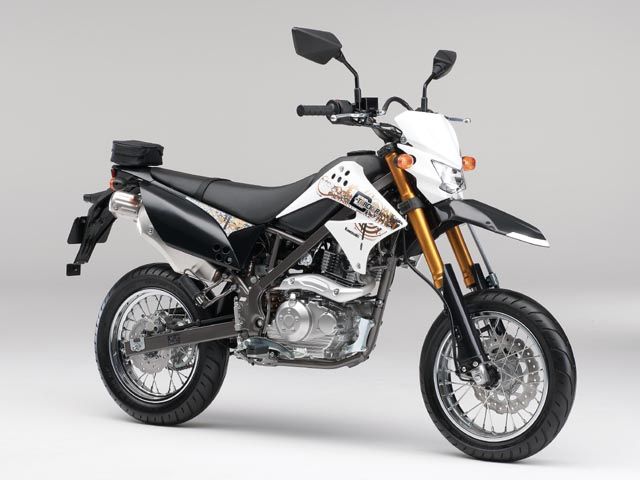 2012年 D-TRACKER 125 ブライトホワイト(カタログメイン)