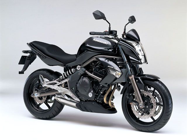 2011年 ER-4n メタリックスパークブラック(カタログメイン)