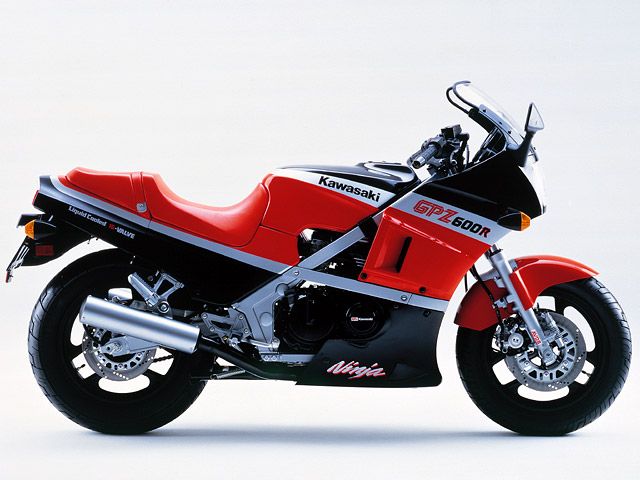 1985年 GPZ600R (カタログメイン)