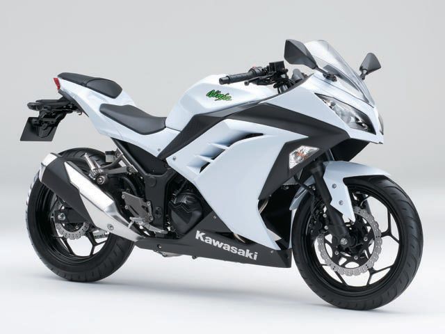2015年 Ninja 250 パールスターダストホワイト(カタログメイン)