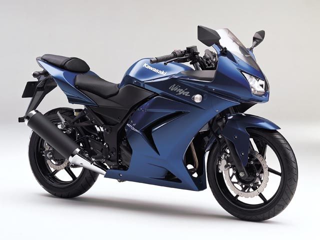 2011年 Ninja 250R メタリックインペリアルブルー(カタログメイン)