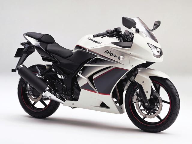 2011年 Ninja 250R Special Edition パールホワイト/エボニー(カタログメイン)