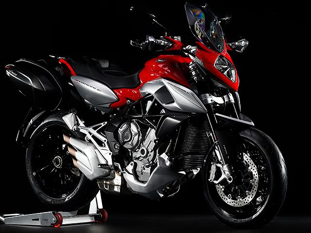 2015年 STRADALE 800 パールショックレッド/カーボンメタリックブラック(カタログメイン)