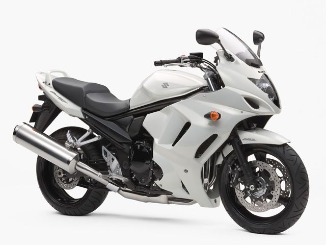2010年 BANDIT 1250F ABS パールミラージュホワイト(カタログメイン)