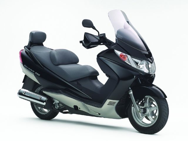 2002年 SKYWAVE 250 Limited パールノべルティブラック/バリアブルシルバーメタリック(カタログメイン)