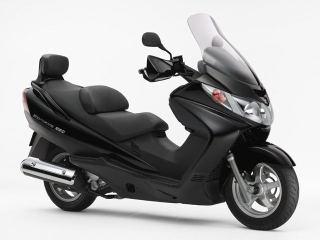 2004年 SKYWAVE 250 Limited パールネブラーブラック(カタログメイン)