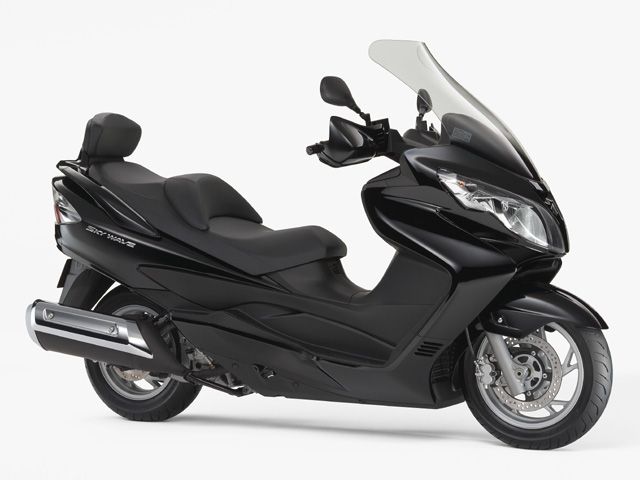2008年 SKYWAVE 250 Limited パールネブラーブラック(カタログメイン)