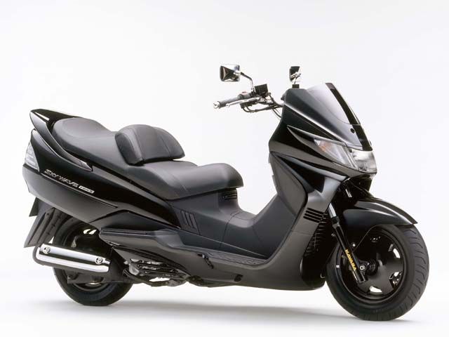2001年 SKYWAVE 250 Type S サターンブラックメタリック(カタログメイン)