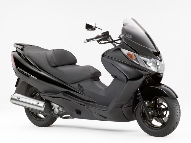 2005年 SKYWAVE 250 Type S パールネブラーブラック(カタログメイン)