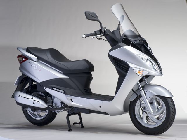 2009年 RV 200i シルバー(カタログメイン)