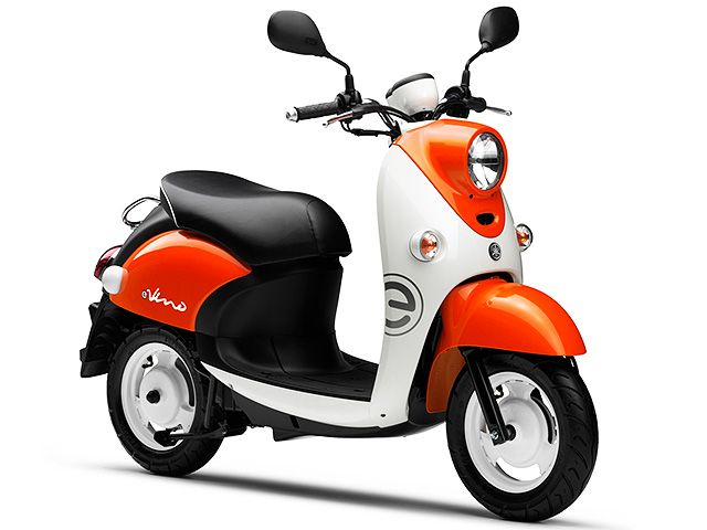2015年 E-Vino ビビッドイエローイッシュレッドメタリック1(カタログメイン)