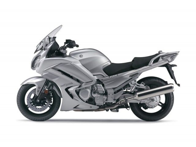 2016年 FJR1300AS マットシルバー1(カタログメイン)
