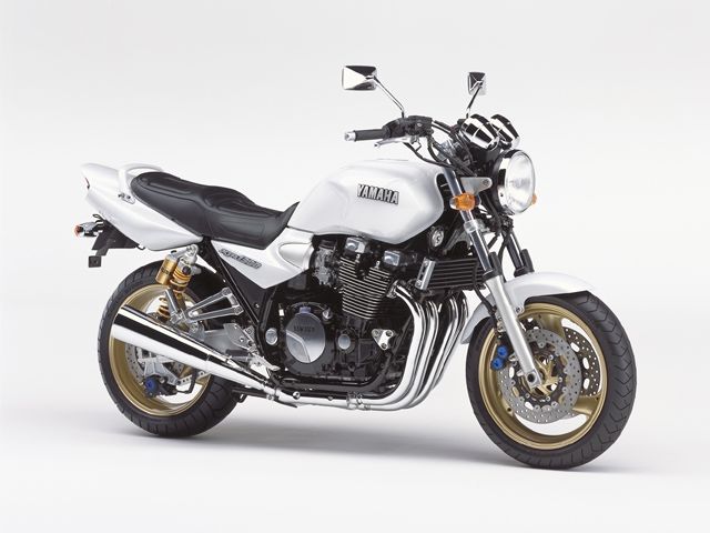 2001年 XJR1300 ブルーイッシュホワイトカクテル1(カタログメイン)