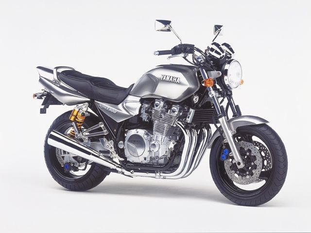 2002年 XJR1300 シルバー3(カタログメイン)