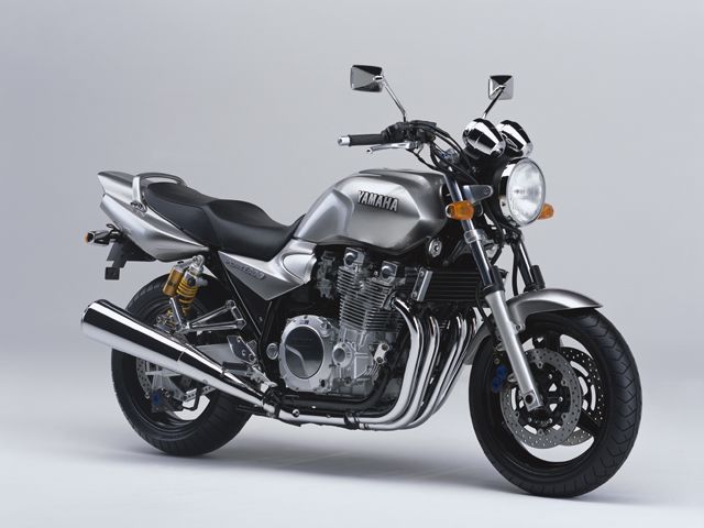 2003年 XJR1300 シルバー3(カタログメイン)