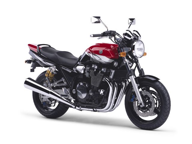 2004年 XJR1300 ビビッドレッドカクテル1(カタログメイン)