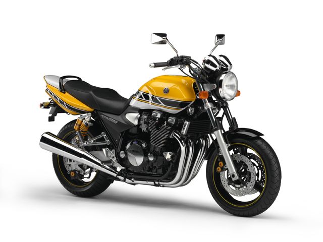 2005年 XJR1300 50th Anniversary Special Edition レディッシュイエローカクテル1(50thアニバーサリースペシャルエディション)(カタログメイン)