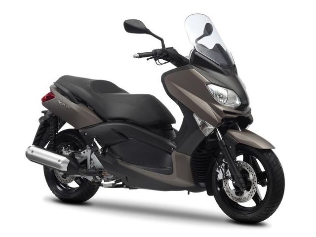 年 XMAX 250 (カタログメイン)