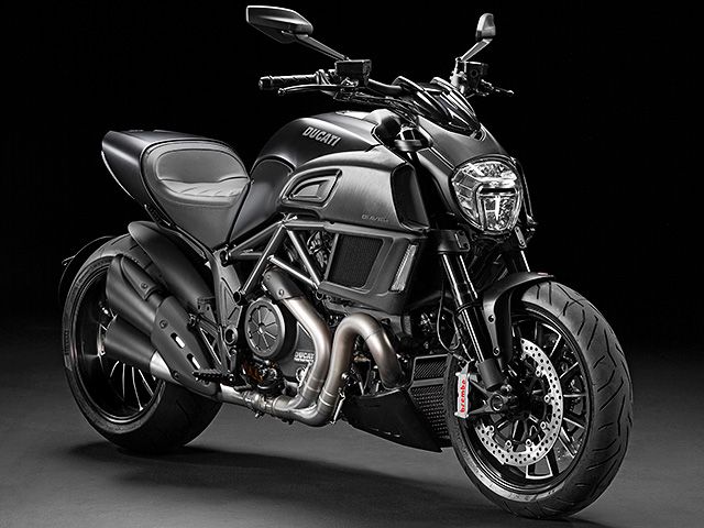 2015年 Diavel ダークステルス(カタログメイン)