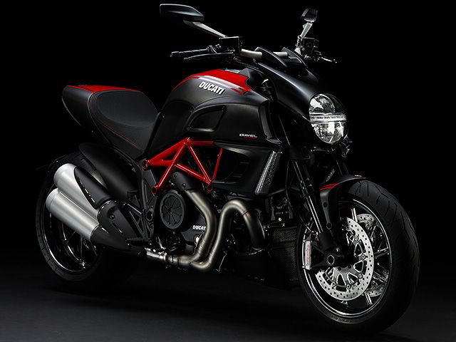 2011年 Diavel Carbon (カタログメイン)