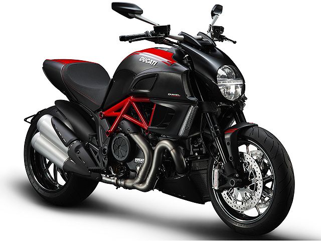 2013年 Diavel Carbon (カタログメイン)