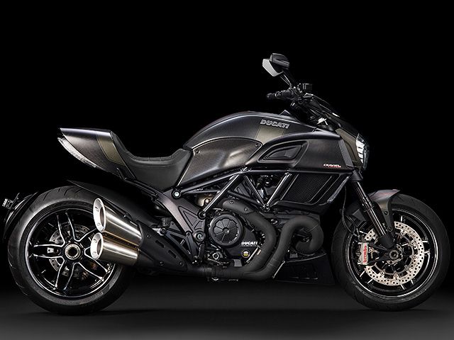 2016年 Diavel Carbon アスファルトグレイ・マットカーボン(カタログメイン)
