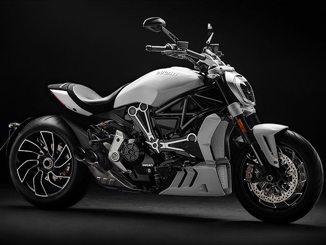 2018年 X Diavel S グロス・アイスバーグ・ホワイト(カタログメイン)