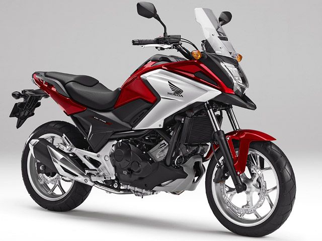 2017年 NC750X キャンディプロミネンスレッド(カタログメイン)